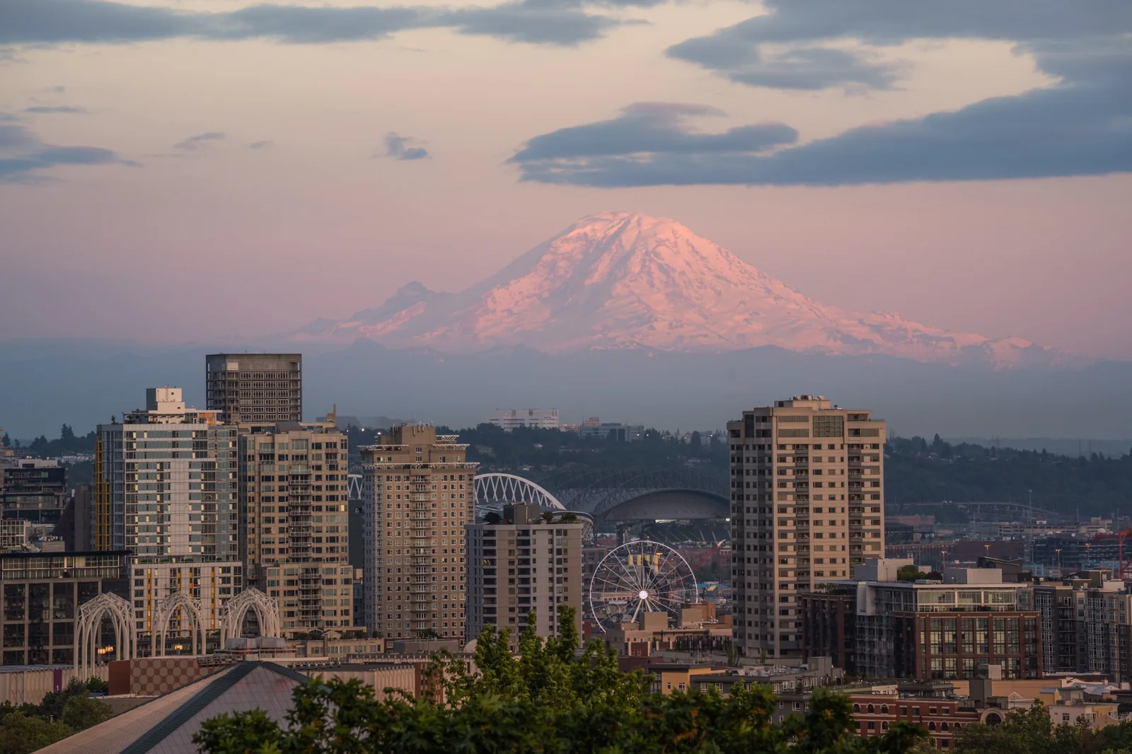 Seattle skyline with Mount Rainier at sunset